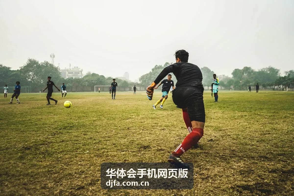 华体会手机网页版在活动现场核对状态标签的场景配图